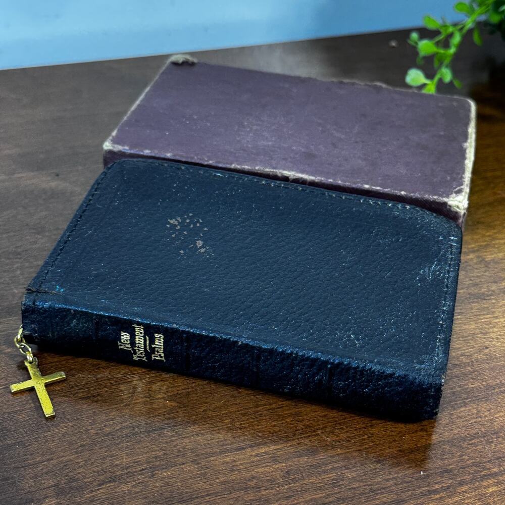 Vintage World Pronouncing Edition KJV New Testament Zipper Case Cross Red Edges